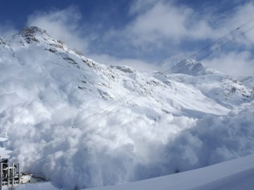 U “varrosën” nga një ortek gjigant në alpe, alpinistët shpëtohen nga qentë e tyre