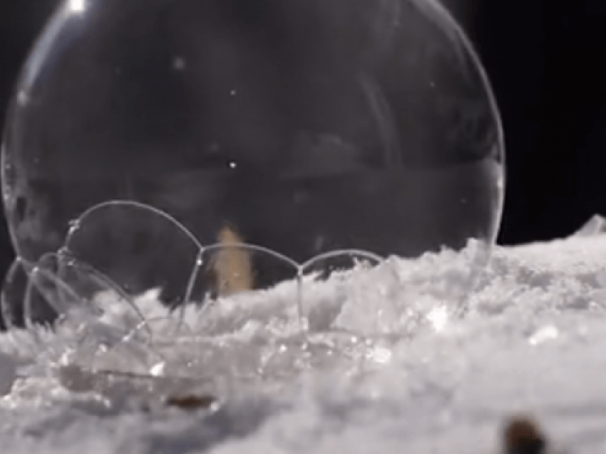 Video që tregon sesi ngrin fluska e sapunit në temperaturën -28°C