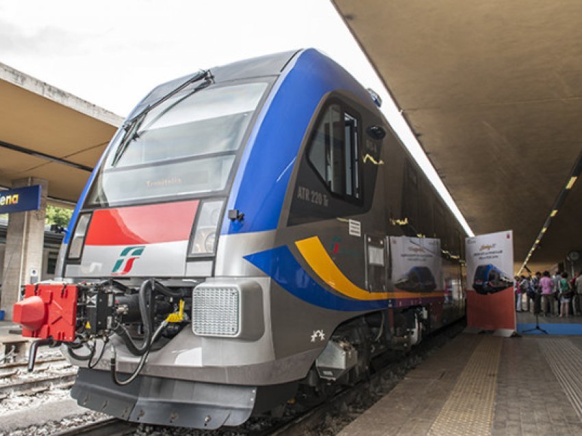 Sherri i shqiptarit me nigerianin “mban peng” trenin për një orë