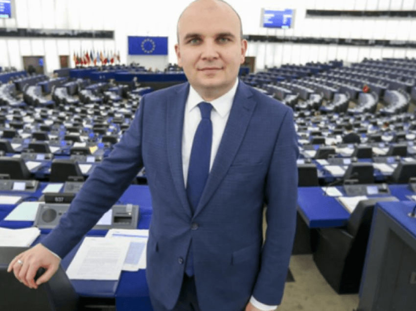 Ilhan Kyuchyuk: Kontestet historike nuk duhet t’i ndalojnë reformat në Maqedoni