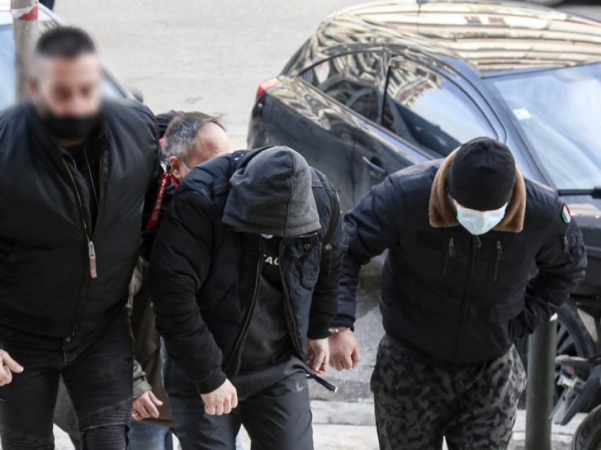 “Jemi biznesmenë, kemi hotel në…”, shqiptarët e arrestuar për 324 kg kokainë nuk bindin gjykatësin, lihen në burg