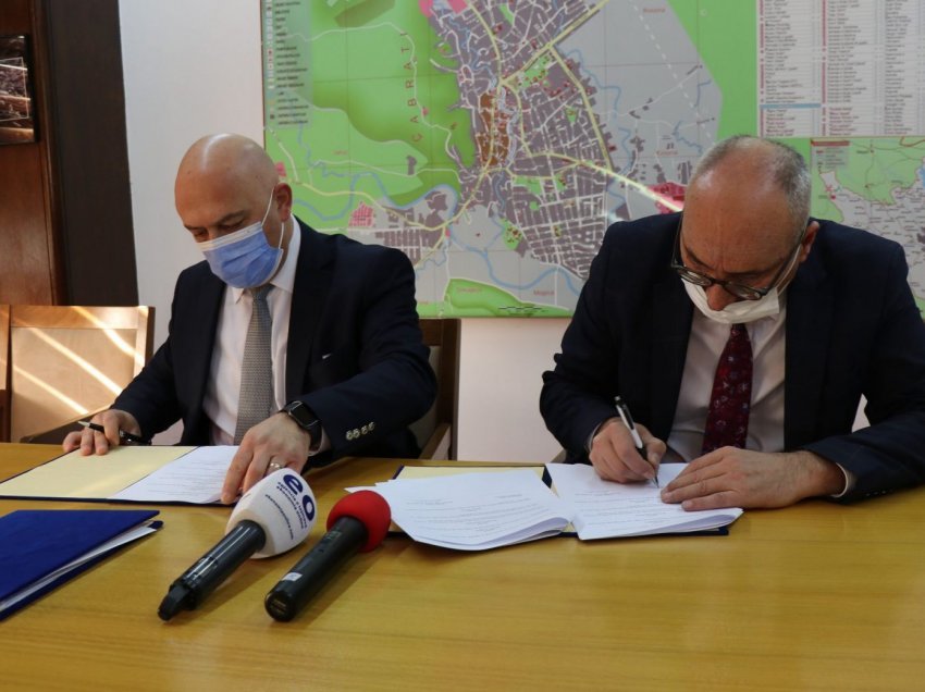 Nitaj në Gjakovë nënshkruan tri marrëveshje me Gjinin, zotohet të mbështesë edhe komunat e tjera