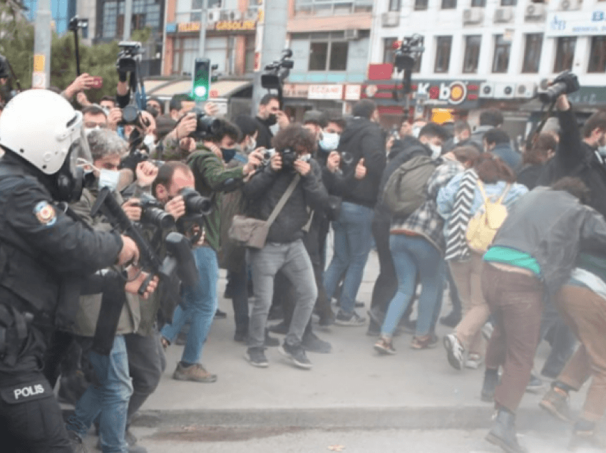 Studentët sërish protestojnë kundër një vendimi të Erdoganit, arrestohen dhjetëra prej tyre