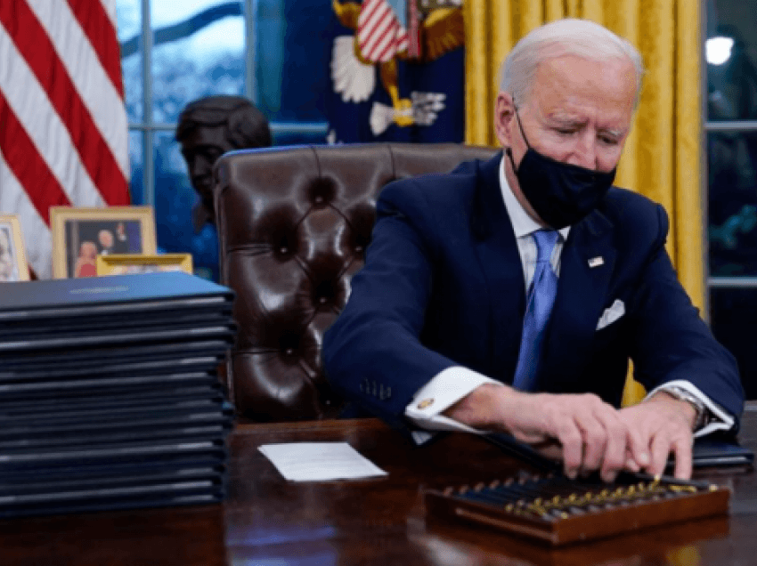 Pse Biden i përdor 17 stilolapsa për t’i nënshkruar urdhrat e tij? Ky është sekreti