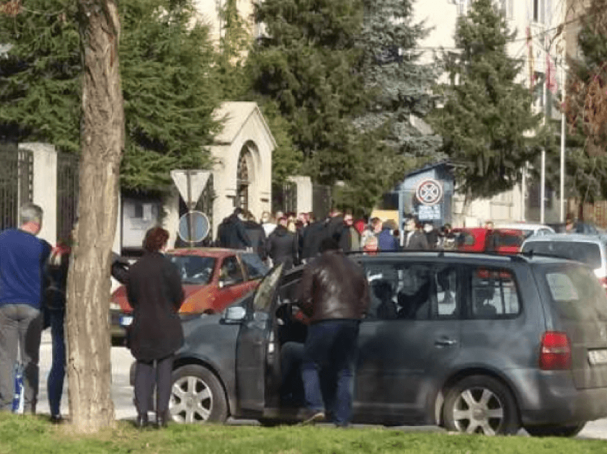 Qindra maqedonas para konsullatës në Manastir, kërkojnë pasaporta bullgare