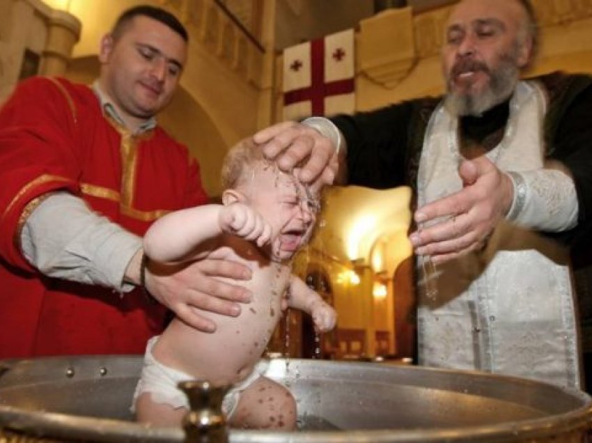 Një foshnje në Rumani vdiq pas pagëzimit, u zhyt tri herë në ujë