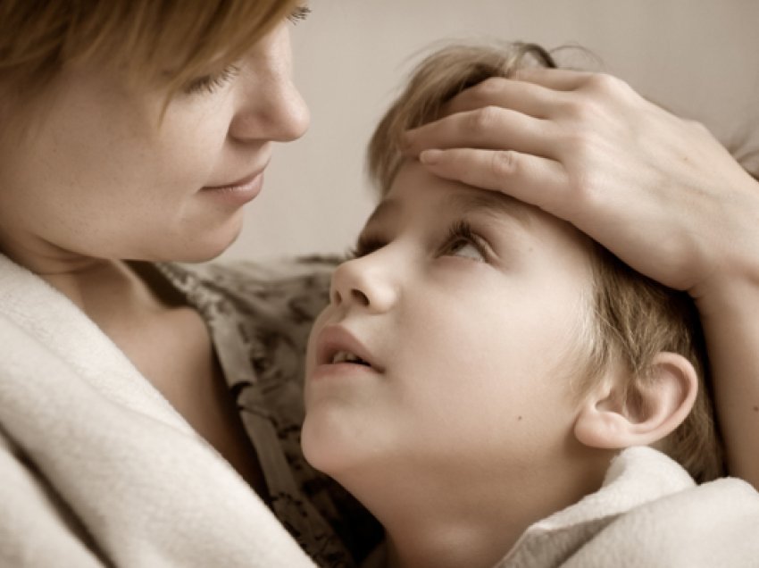 Prindër tregohuni të kujdeshëm! Këto janë 6 simptomat paralajmëruese të meningjitit që s’duhet të injoroni
