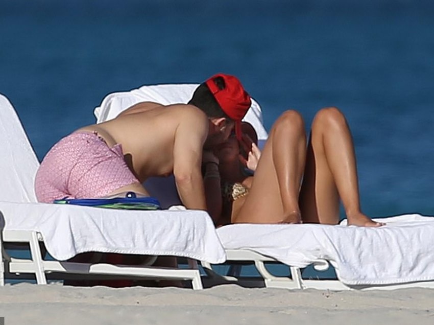 Sofia Richie shihet duke shkëmbyer puthje me një mashkull në bregdet