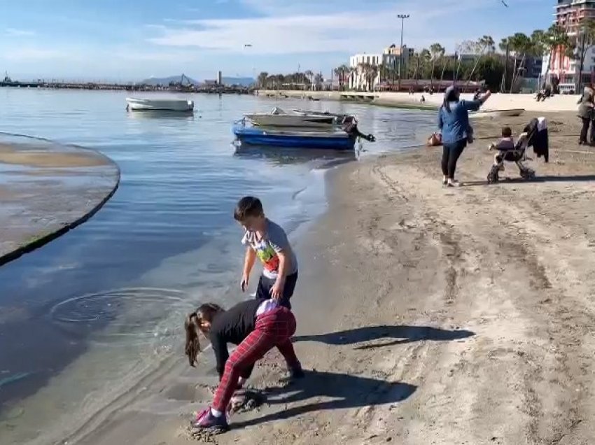 Ditë pranverore në Vlorë, qytetarët ‘zbarkojnë’ buzë detit për të shijuar diellin