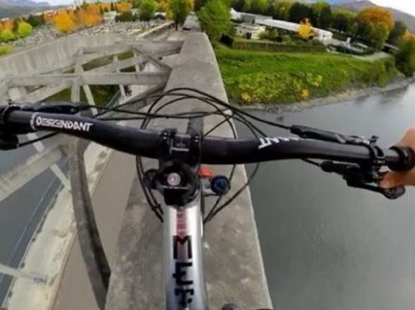 Djali ngjitet me biçikletë mbi harkun e urës, pamjet provokuan reagime të shumta në media sociale