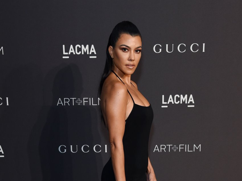 Kourtney Kardashian merr vëmendje e veshur me kostum të larjes, pozon nga fusha e tenisit