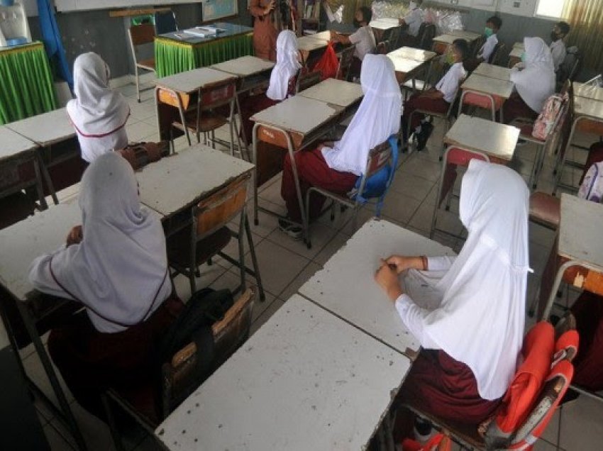 Indonezia ndalon detyrimin e nxënësve për veshjen e rrobave fetare në shkolla