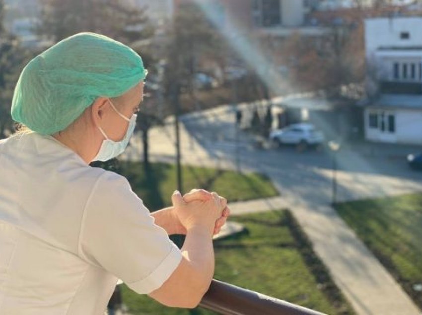 Kolegët befasojnë infermieren e Infektivës, fotoja e së cilës u bë virale gjatë pandemisë