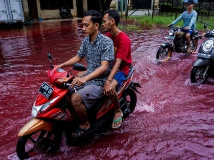 Një fshat në Indonezi përmbytet nga uji i kuq