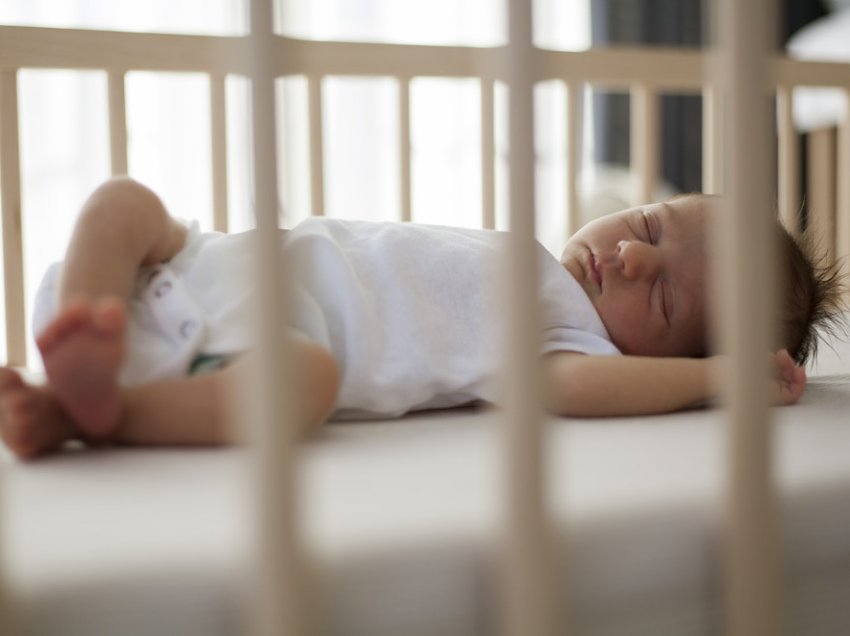 Temperatura e dhomës, një nga arsyet që ndikon në djersitjen e bebit gjatë natës