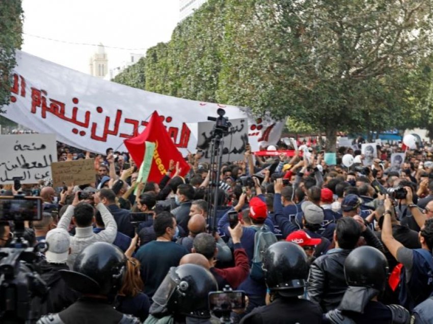 Policia bllokon qendrën e kryeqytetin tunizian mes protestave masive