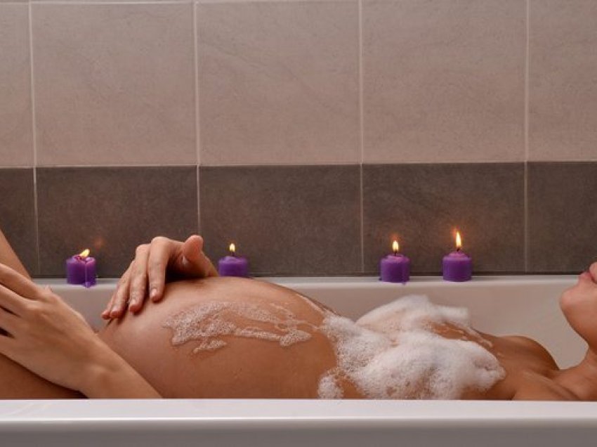 A ka rrezik nëse gjatë shtatzënisë hyni në një vaskë me ujë të ngrohtë apo sauna?