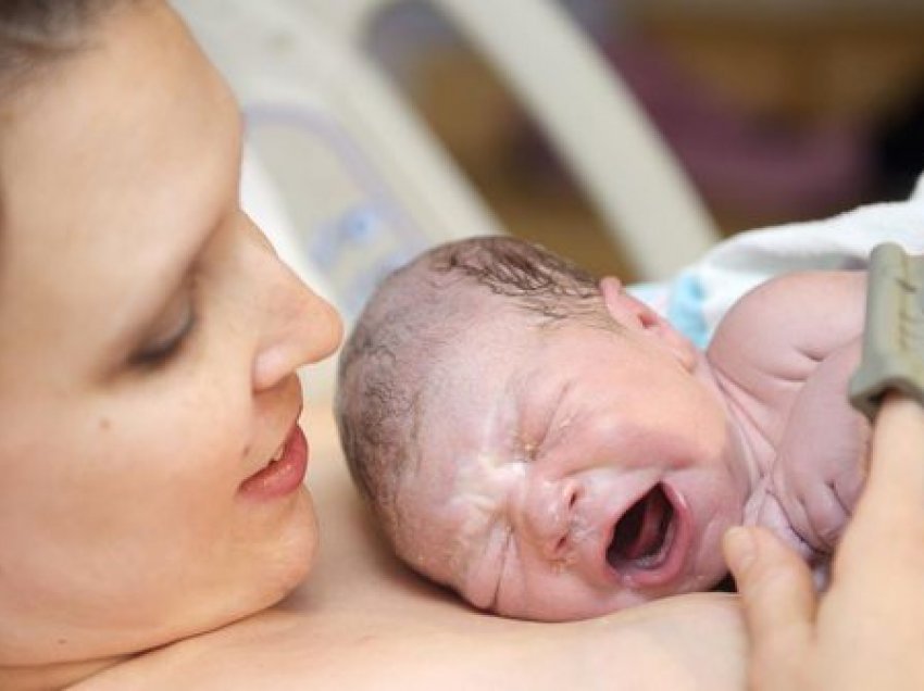 Ka efekte pozitive tek plaga e nënës, pse mjekët rekomandojnë kontaktin lëkurë më lëkurë pas lindjes