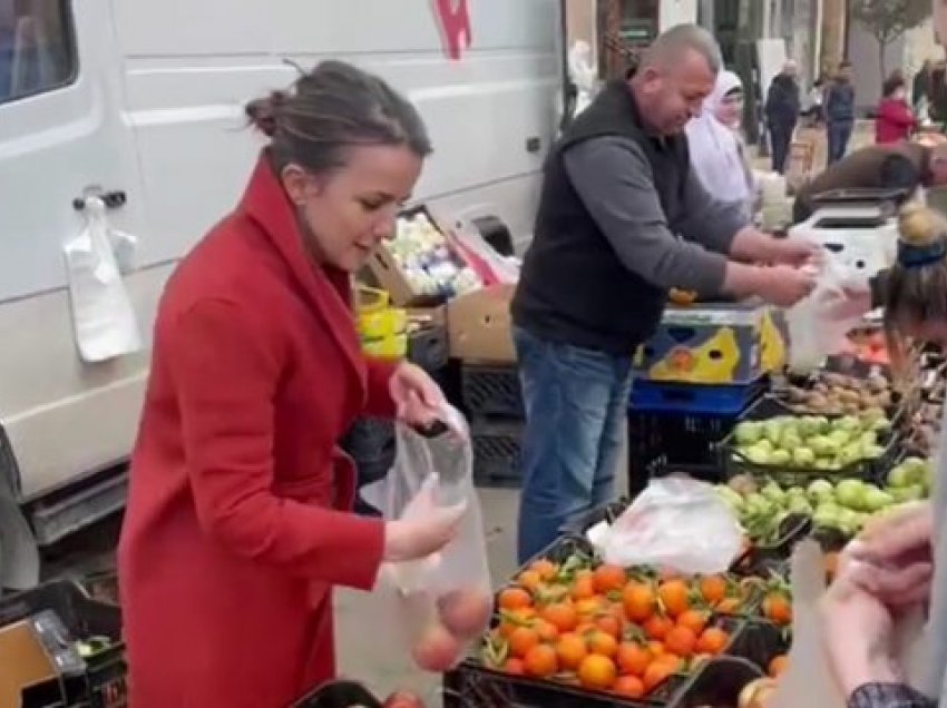 Rudina Hajdari i futet punës si shitëse në tregun e fruta-perimeve