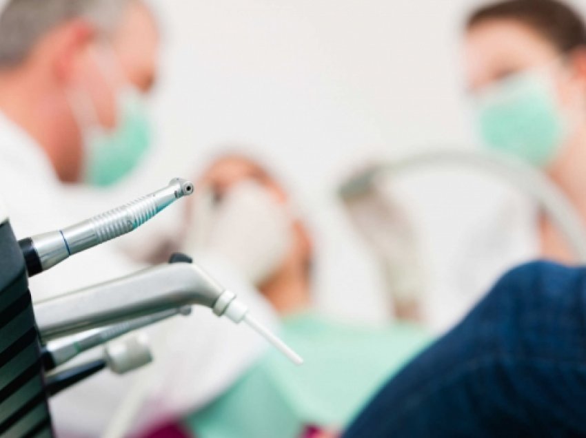 Dentistët ngrenë alarmin: Mbajtja e maskës është e dëmshme për dhëmbët!