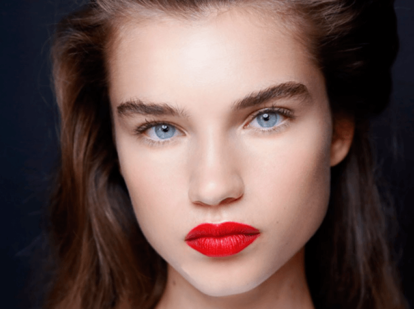 10 sekretet që fshihen pas të kuqit të buzëve
