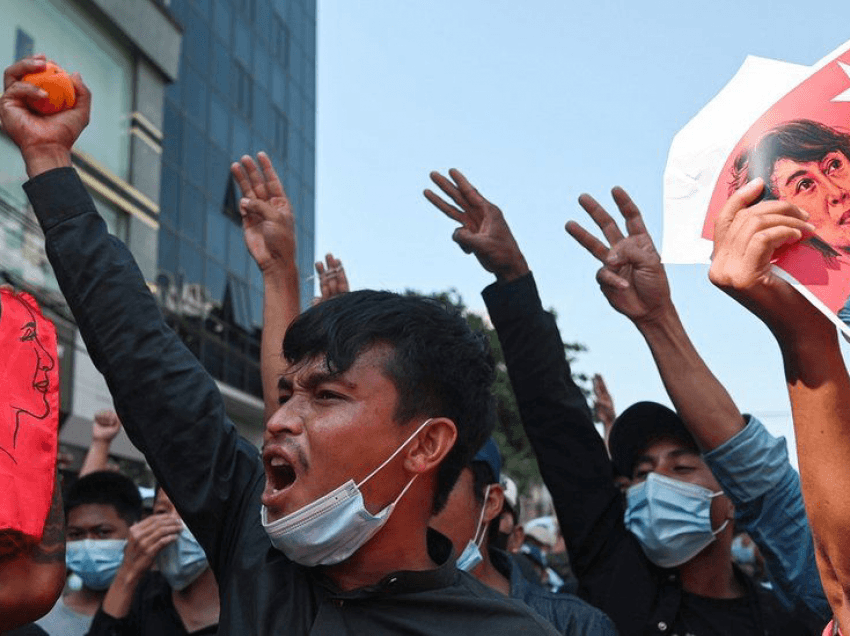 Grusht shteti në Mianmar: Punëtorët i bashkohen grevës derisa protestat vazhdojnë