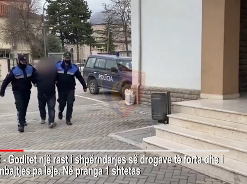 Armë dhe drogë në banesë, arrestohet një burrë në Korçë