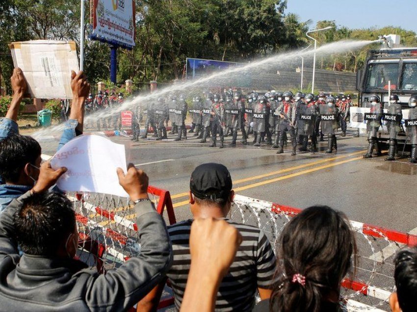 Grusht shteti në Mianmar: Policia shpërndan protestuesit me topa uji