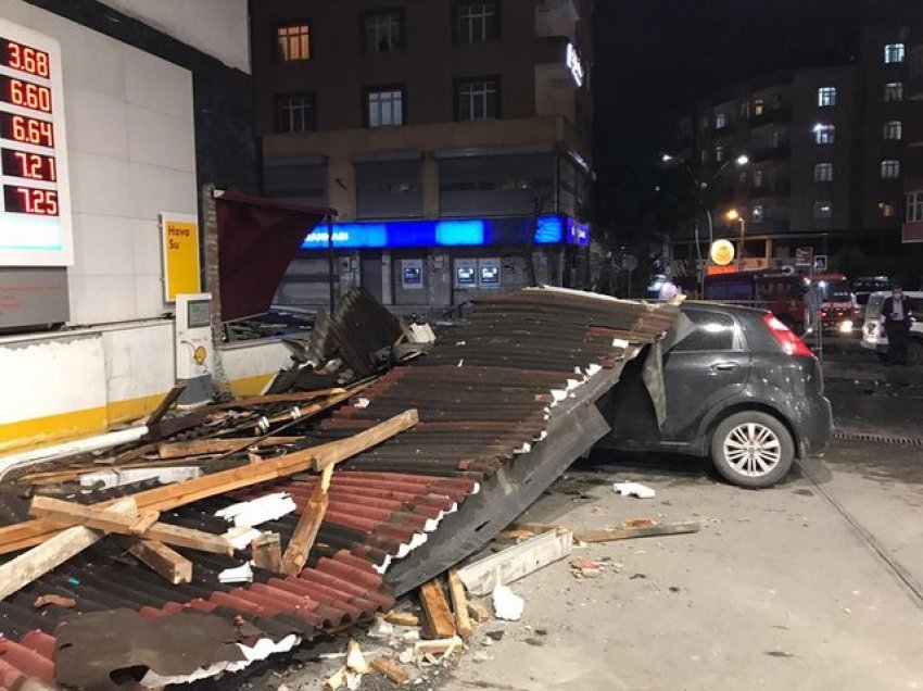  Pamje të frikshme, stuhia rrëzon pemët dhe shkatërron makinat në Stamboll