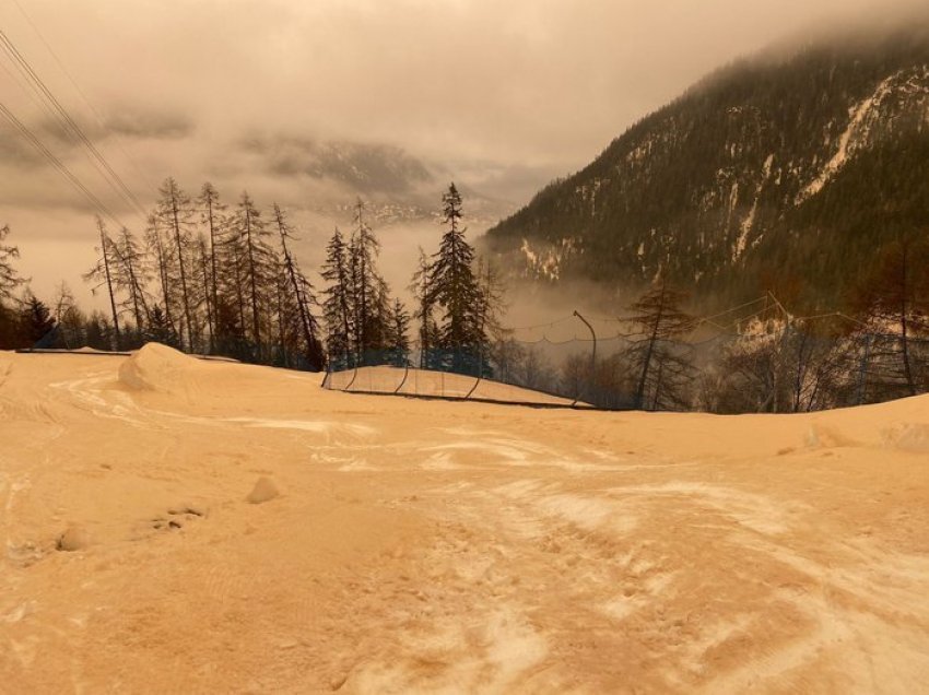 Bora e verdhë mbulon fshatin turistik, habiten banorët