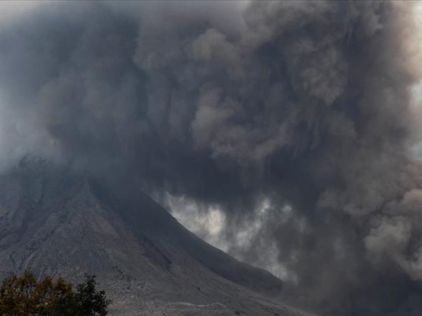 Shpërthim vullkanik në Indonezi, autoritetet paralajmërojnë evakuimin e banorëve