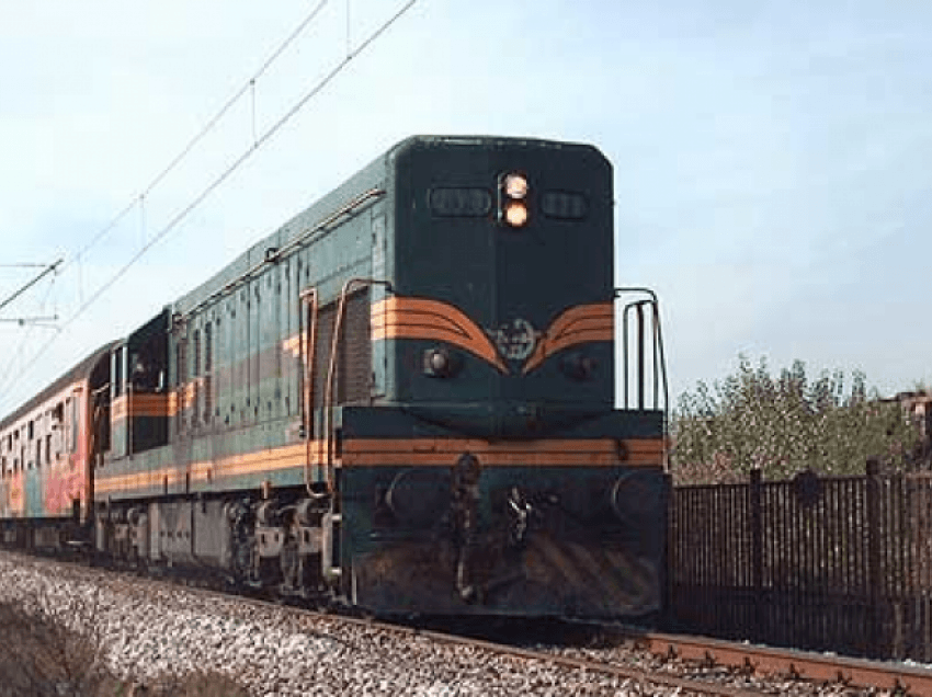 Treni godet një veturë në Prishtinë, lëndohet një person