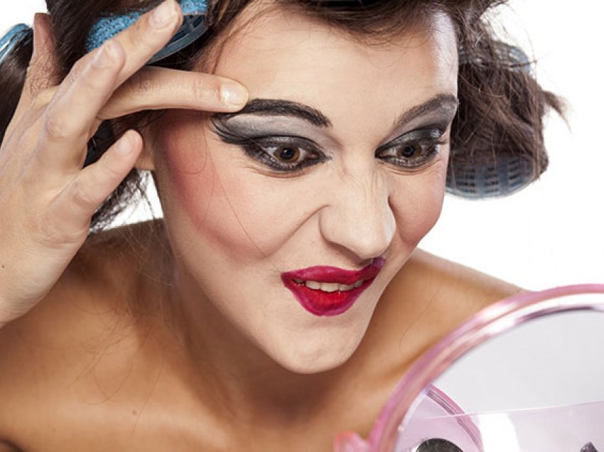 4 gabimet e përditshme gjatë makeup-it që ju bëjnë të dukeni si palaço cirku, ja si t'i korrigjoni