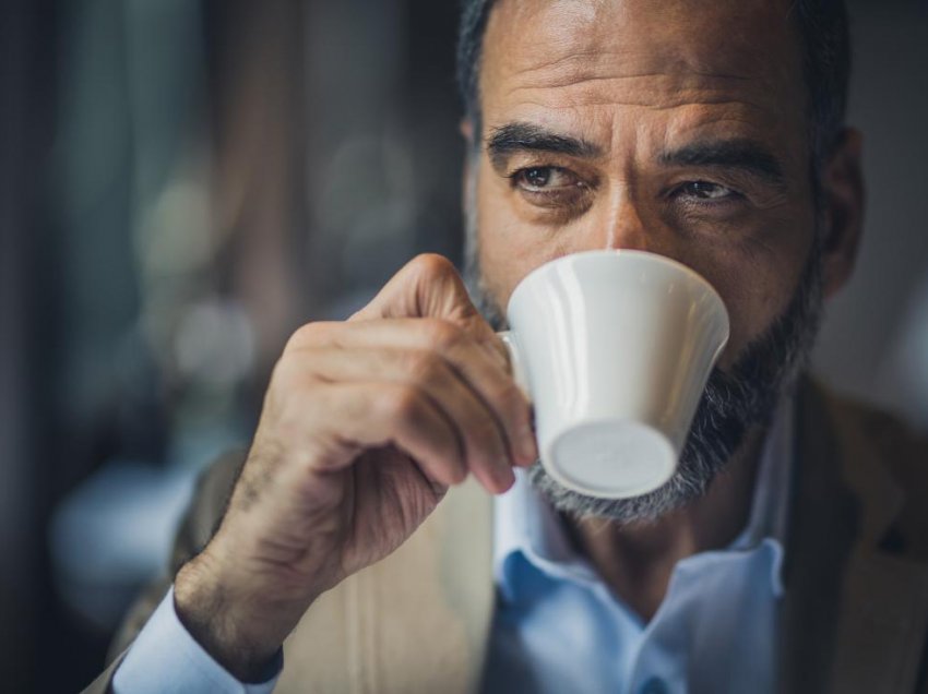 Pirja e kafes mund të zvogëlojë mundësinë e humbjes së dëgjimit tek burrat