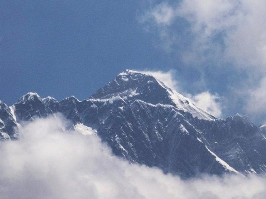 Arrestohen dy alpinistë së bashku me ekipin pasi u vërtetua se kishin gënjyer për ngjitjen në majën e Everestit