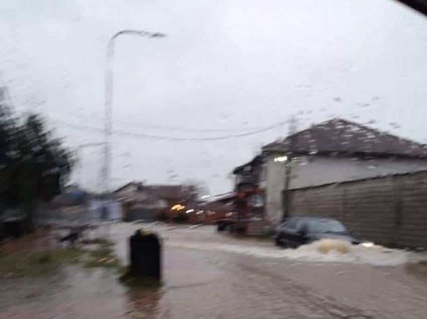 Gjendje e rëndë në rajonin e Pejës, vërshohen rrugët 