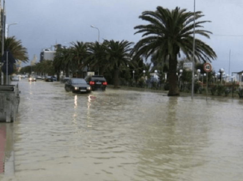 Përmirësohet moti por Durrësi vazhdon të jetë i përmbytur