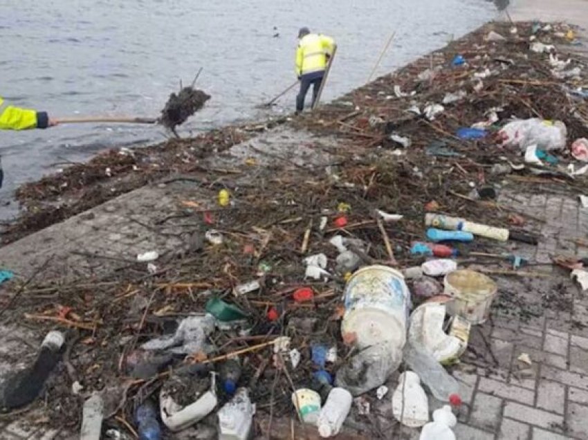 Bregu i Liqenit të Ohri mbushet me mbeturina