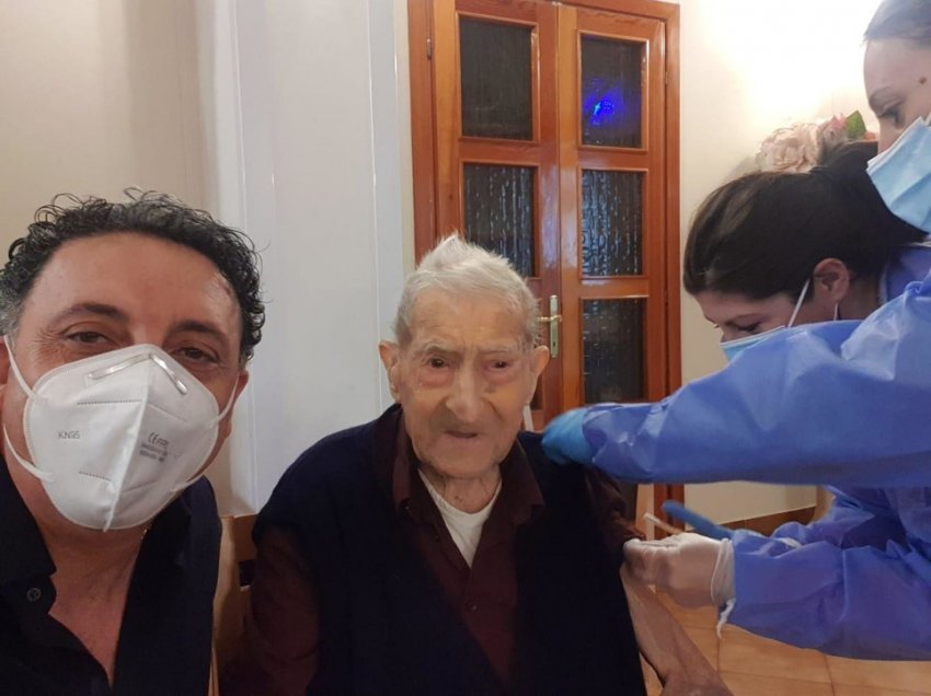 Në moshën 105-vjeçare merr edhe dozën e dytë të vaksinës anti-Covid 
