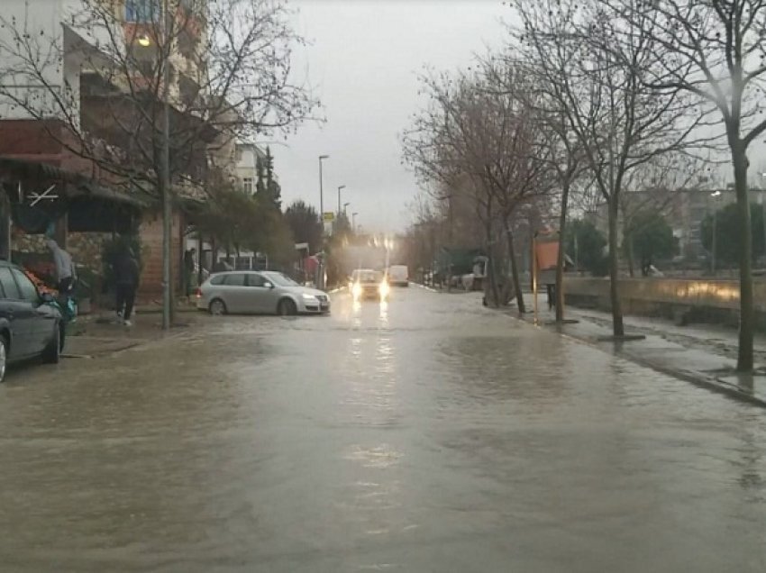 Përmbytet në lagjen “Erzen” të Shijakut/ Banorët akuzojnë kryebashkiakun: S’kemi asnjë ndihmë