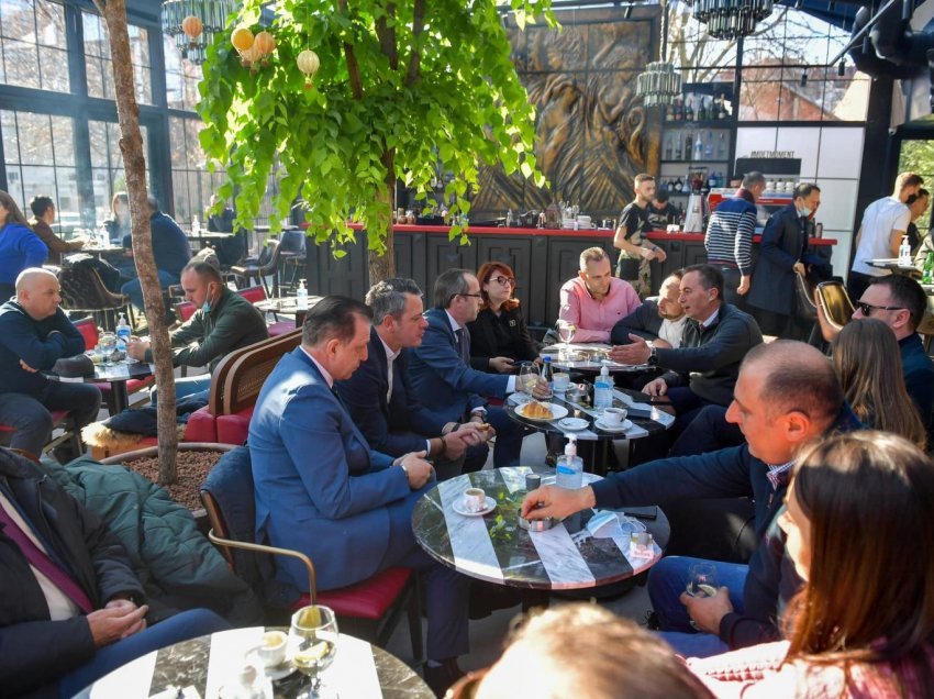 Hoti pin kafe me kadidatët për deputet në Prishtinë