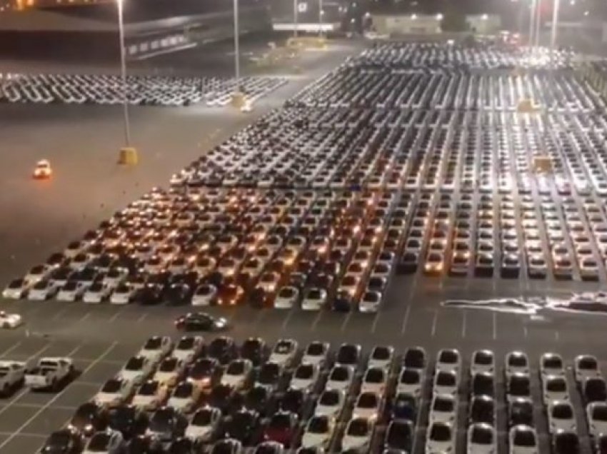 Shikoni se si duken mijëra Tesla të parkuar që ndezin sinjalizuesit në të njëjtën kohë gjatë një azhurnimi të softuerit