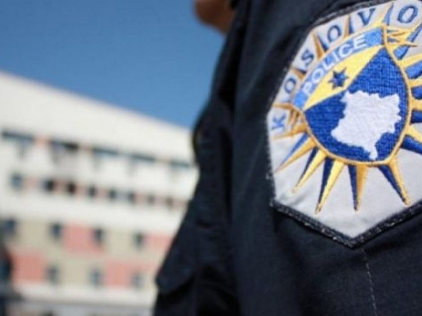 Policia gjen armë e 300 fishekë në një shtëpi në Gjilan