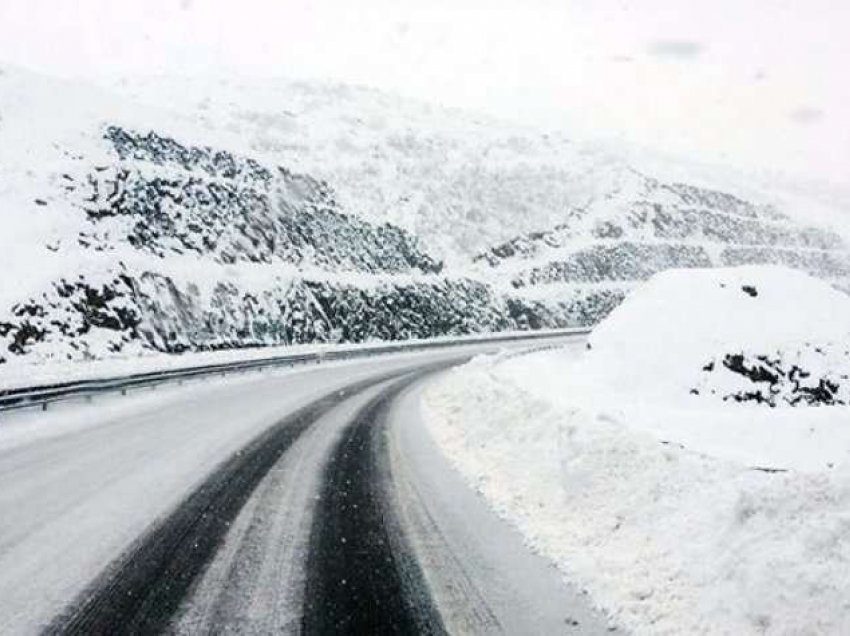 Rritet niveli i dëborës në Korçë/ Ja 7 akset ku kalohet me zinxhirë