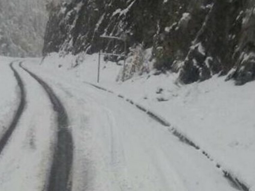 Sasi e madhe e borës në Bajgorë, rrugët pastrohen me ekskavatorë
