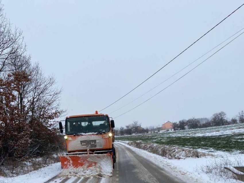 Reshjet e borës krijojnë vështirësi në rrugët e Kosovës