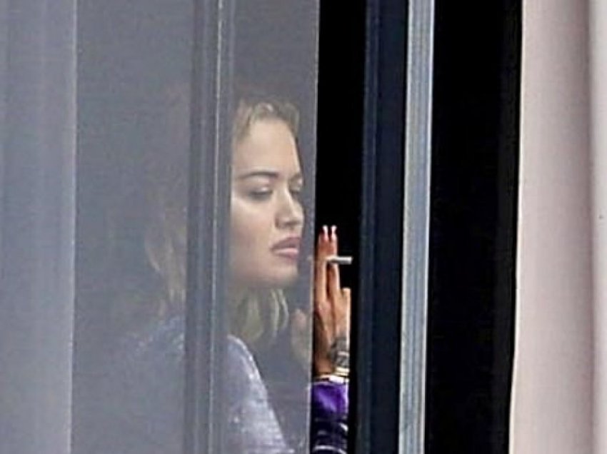 Rita Ora arrin në Australi, nuk duket shumë në qejf në ballkonin e hotelit ku është karantinuar