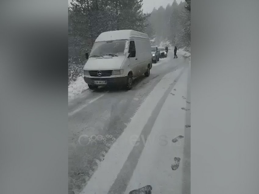Kolonjë: Shtatë makina bllokohen nga bora në Qafën e Qarrit
