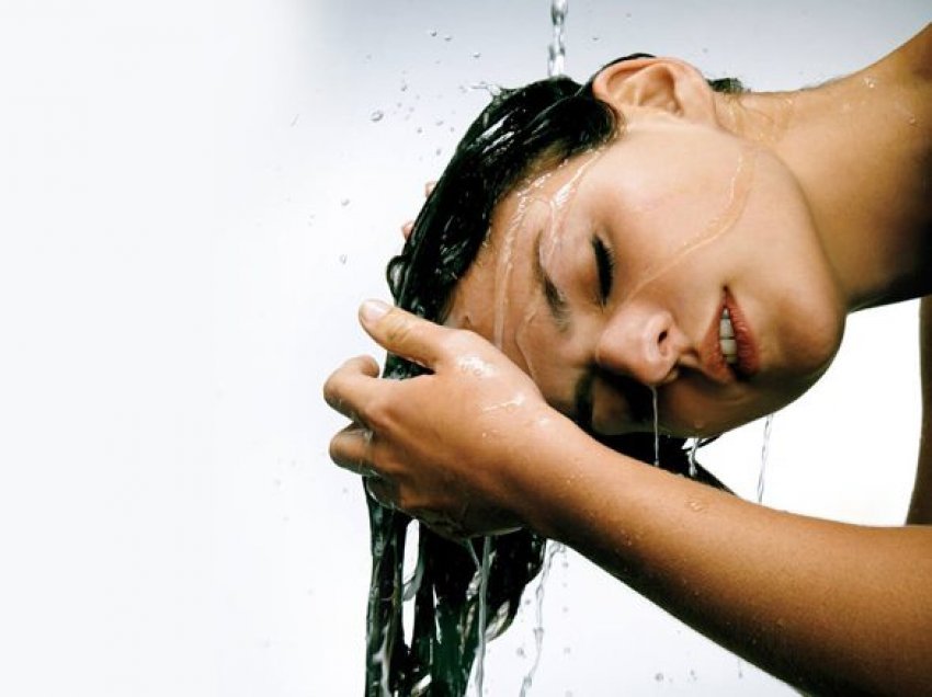 Recetë për shampo shtëpiake e floktarit të famshëm: Pastron me themel, hidraton dhe përtërin flokët e dëmtuar!