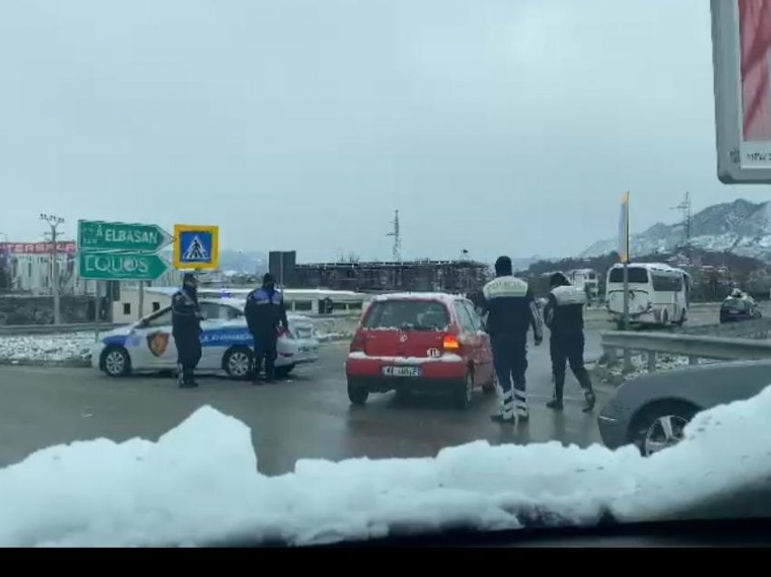 Policia e Shtetit ndalon qarkullimin e automjeteve pa zinxhir